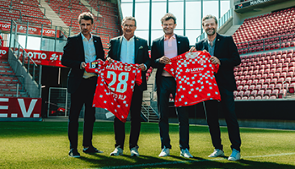 Pressefoto Vertragsverlängerung
