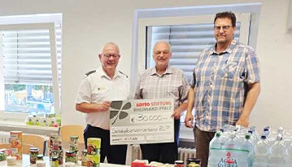 Scheck&uuml;bergabe an den Landesfeuerwehrverband