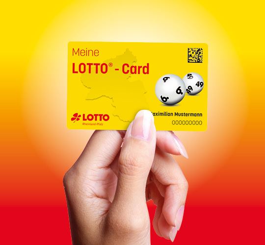 Hand hält neue LOTTO Kundenkarte in der Hand