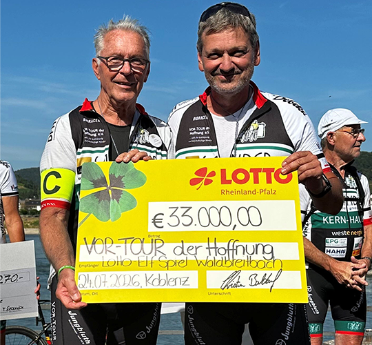 &bdquo;VOR-TOUR der Hoffnung&ldquo; Schecks