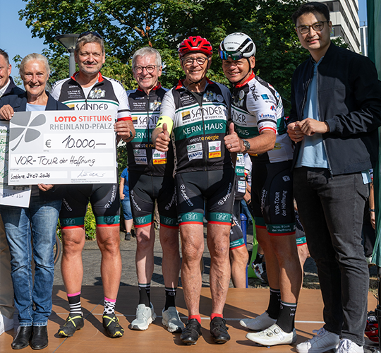 &bdquo;VOR-TOUR der Hoffnung&ldquo; Schecks