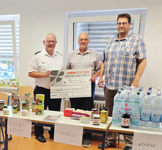 Scheck&uuml;bergabe an den Landesfeuerwehrverband