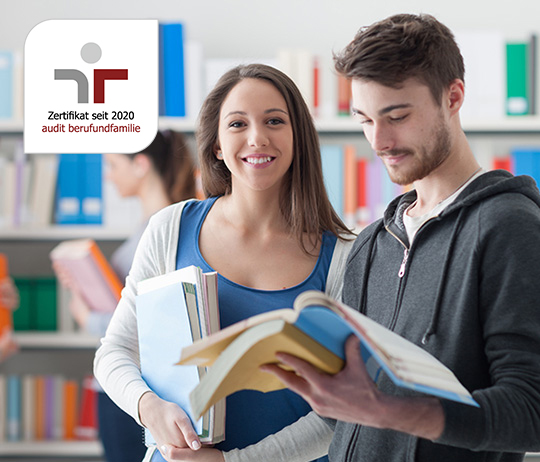 Junge Menschen in der Bibliothek